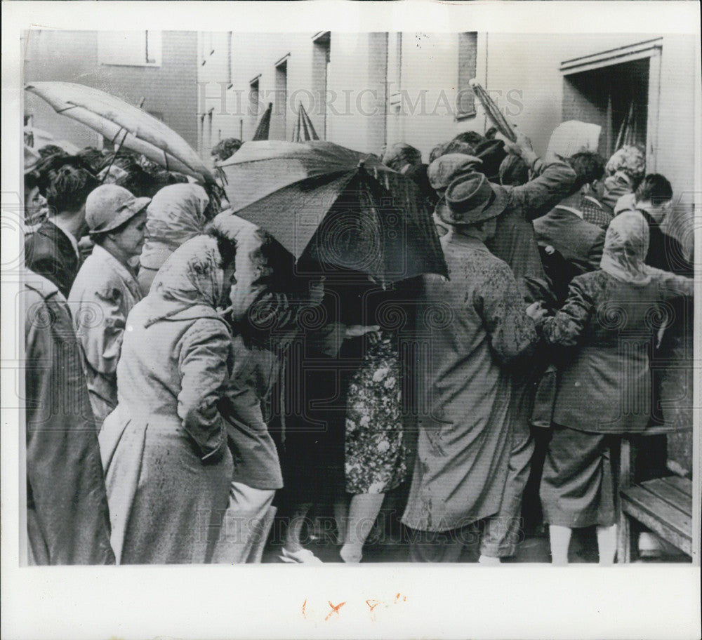 1961 Press Photo Crowd of Refugees from Communist East Germany Coming W Germany - Historic Images