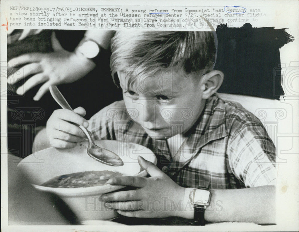 1961 Press Photo East German Child Refugee At Giessen Refugee Center - Historic Images