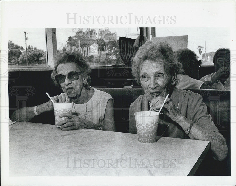 1983 Press Photo Southern Pines Nursing Home Resident&#39;s At Fast Freddies - Historic Images