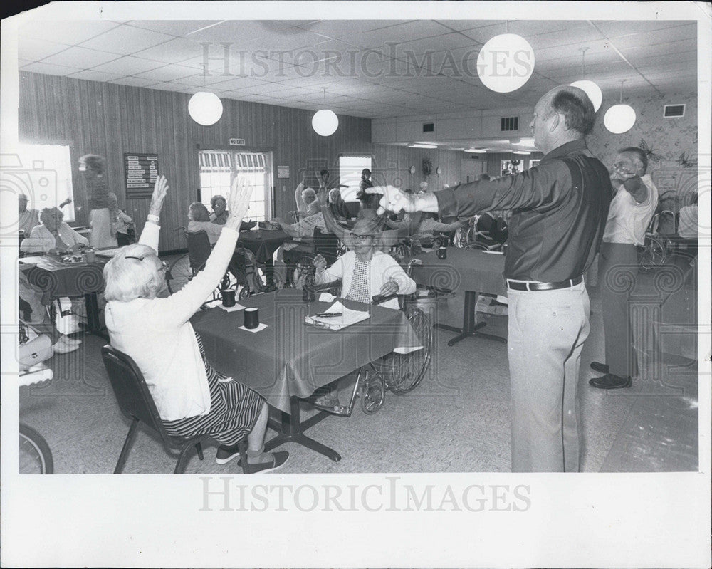 1982 Press Photo Bill Force Activities Director Les Goldwin Lead Southern Pines - Historic Images