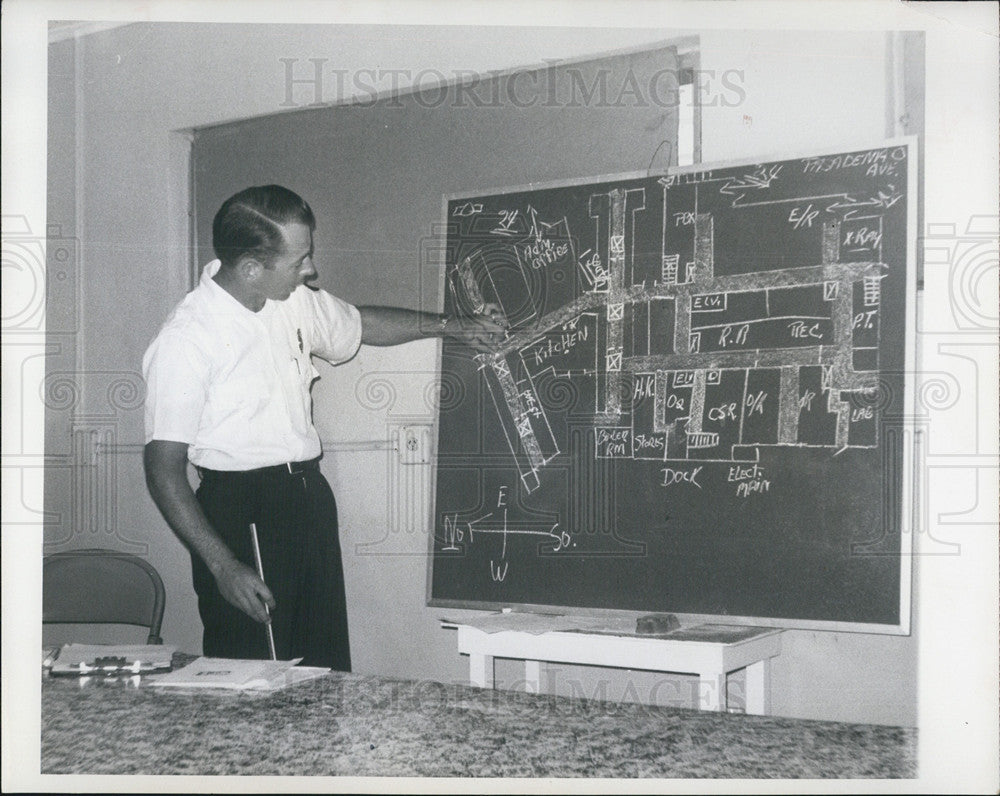 1967 Press Photo Capt Bragg Of South Pasedena Fire Dept Goes Over Diagram - Historic Images