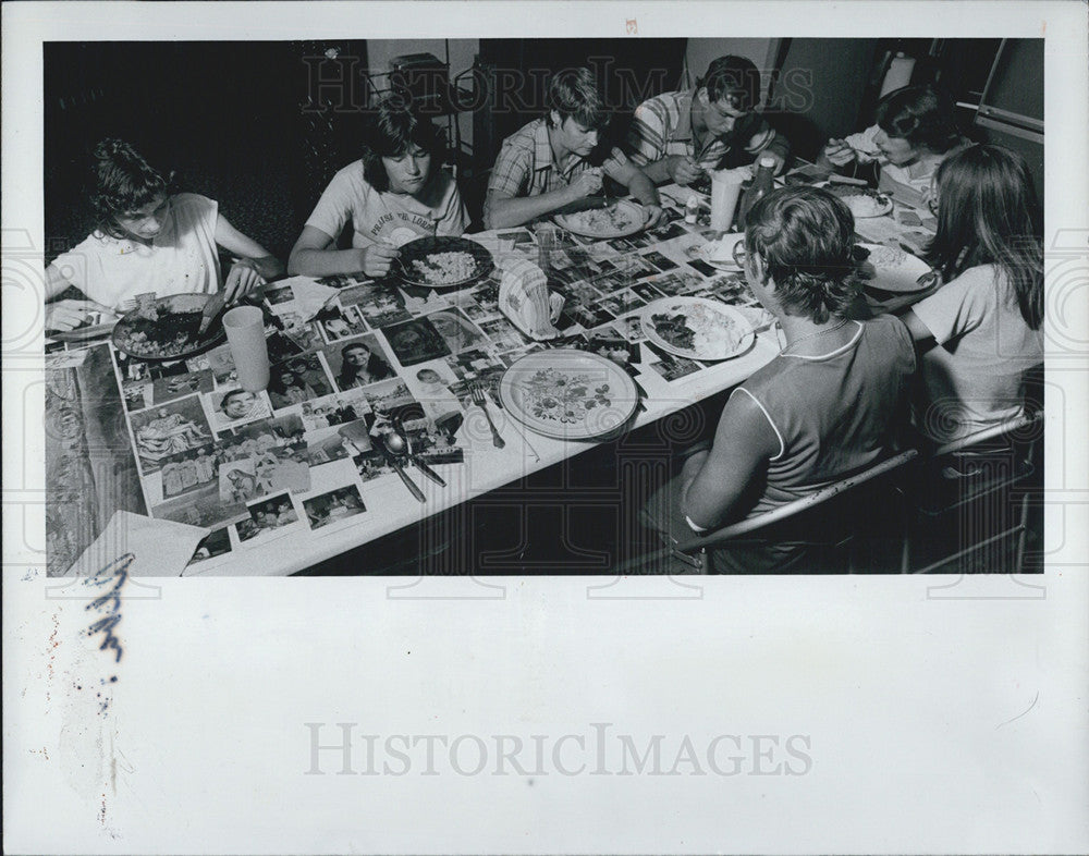 1981 Press Photo Dinner At Abba Farms Foster Home With 200 Photos On Table - Historic Images