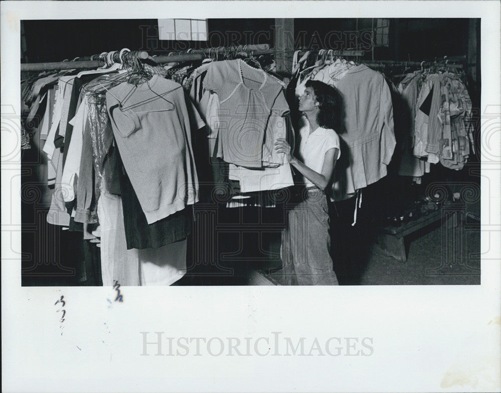 1981 Press Photo Debbie Kisor Arranges Merchandise Perrone Farm Free Store - Historic Images