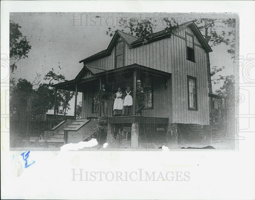 1987 Press Photo Joe Kirschner Home Near Spectacle Pond San Antonio Texas - Historic Images