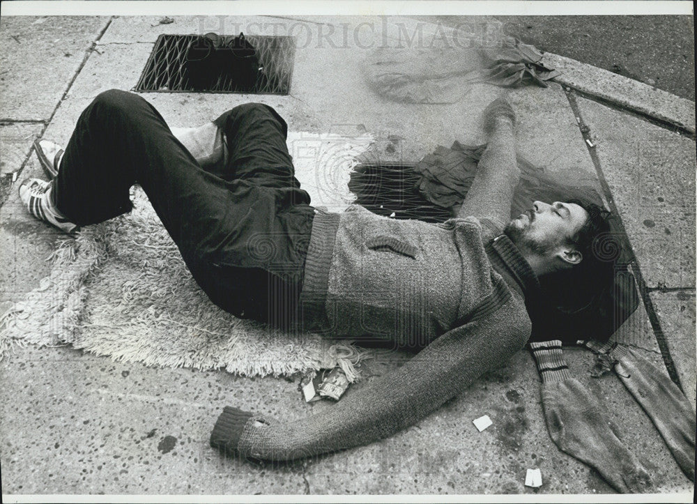 1983 Press Photo Homeless Person Atop Steam Vent Philadelphia Pennsylvania - Historic Images