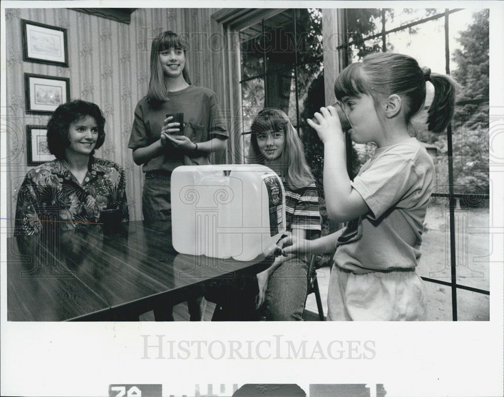 1994 Press Photo Sue Pickely and Children Drinking Bottled Water - Historic Images