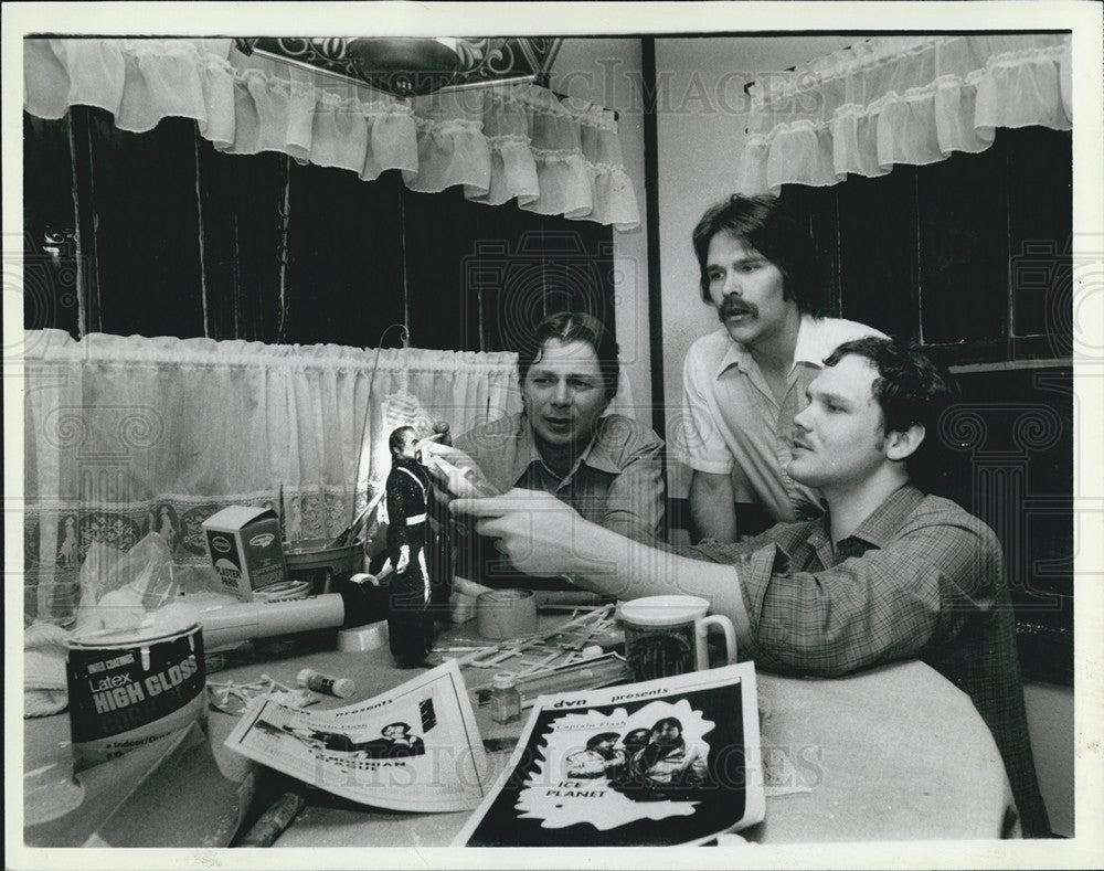 1985 Press Photo Local Cable Show &quot;Captain Flash&quot; Showing Figures Used in Show - Historic Images