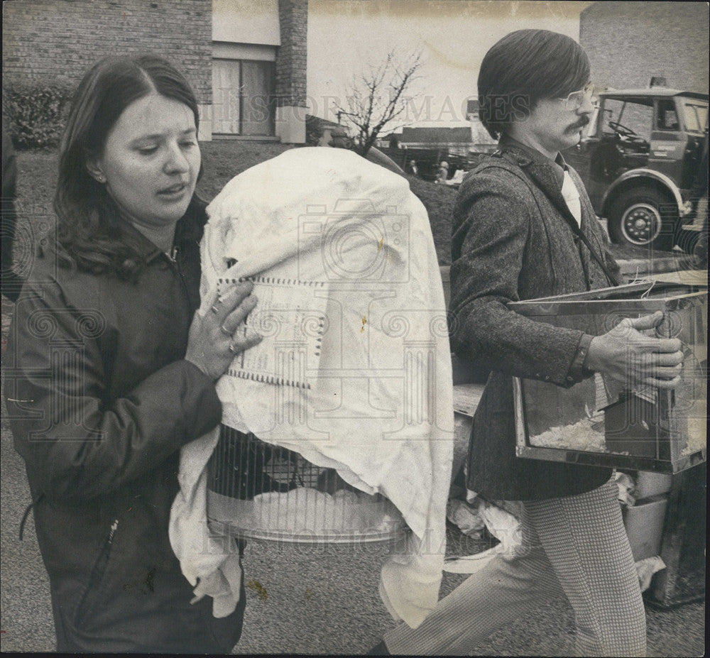 1974 Press Photo Couple Retrieving Their Pets Due a Fire in Apartment Complex - Historic Images