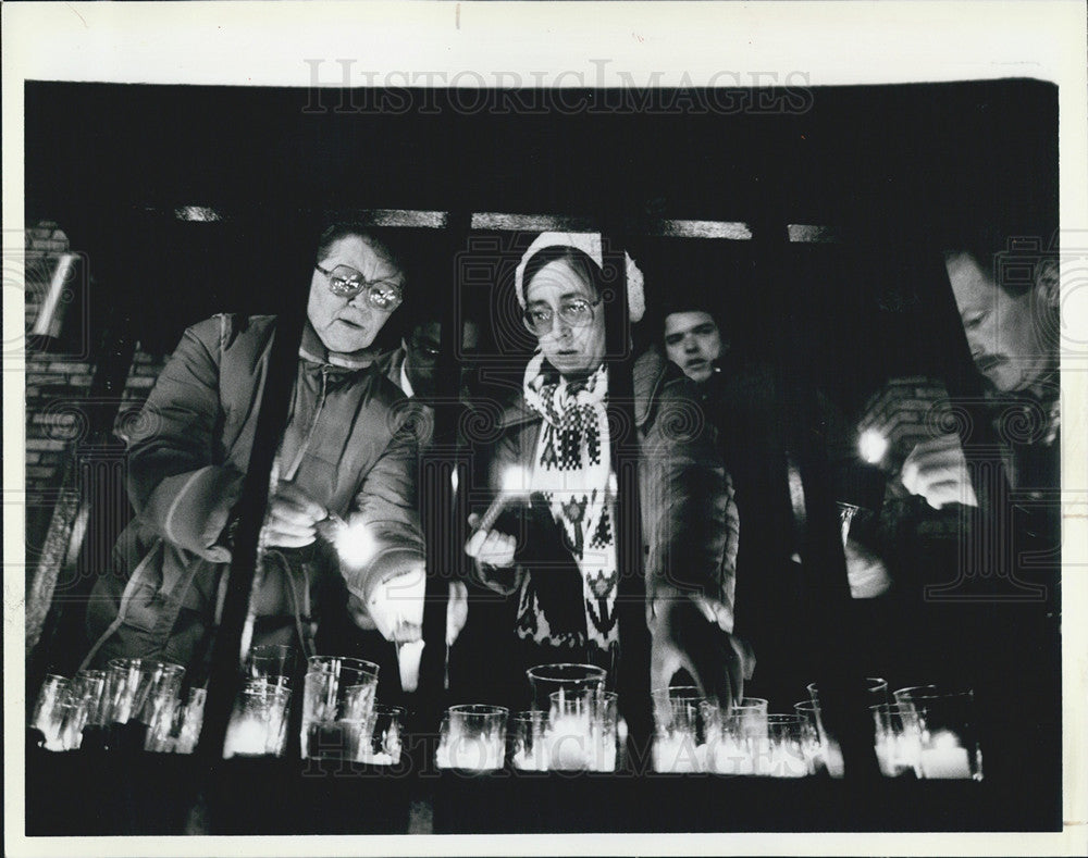 1984 Press Photo Protestors Leave Candles Downing Street To Pave Over Brick - Historic Images