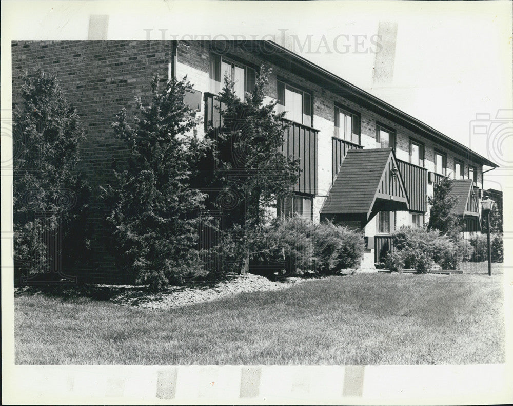 1980 Press Photo Exterior Low Priced Condo&#39;s In Downers Grove In Chicago - Historic Images