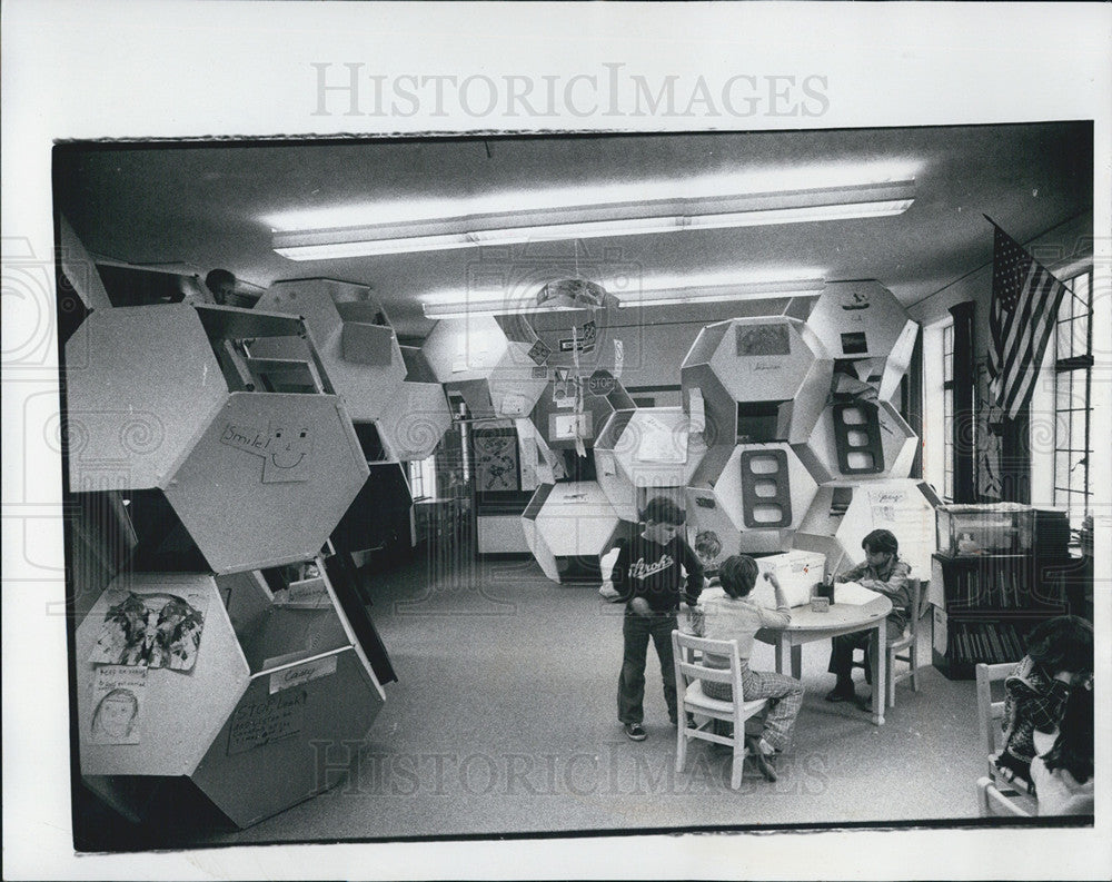 1976 Press Photo Avery Coonley School,Downers Grove,individual honeycomb spaces - Historic Images