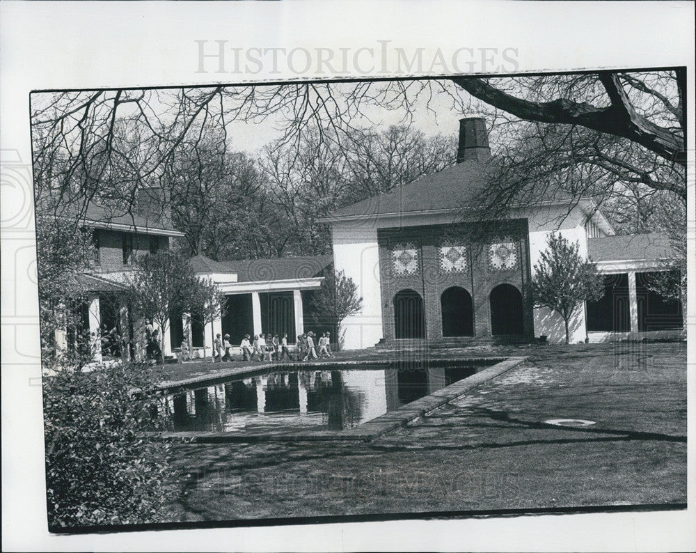 1976 Press Photo Avery Coonley School,mosaic tile decoration at reflecting pool - Historic Images