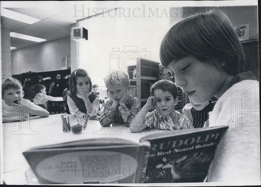 1969 Press Photo El Sierra School,Downers Grove,older kids read to the young - Historic Images