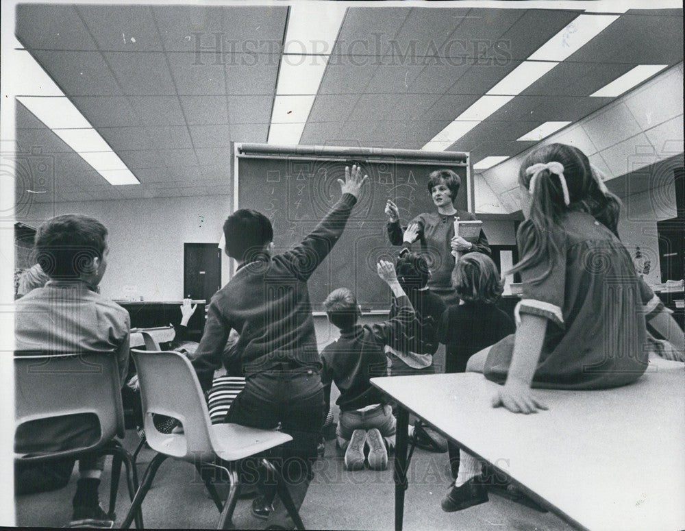 1969 Press Photo Classroom Diane Borg Teamleader El Sierra School Downers Grove - Historic Images