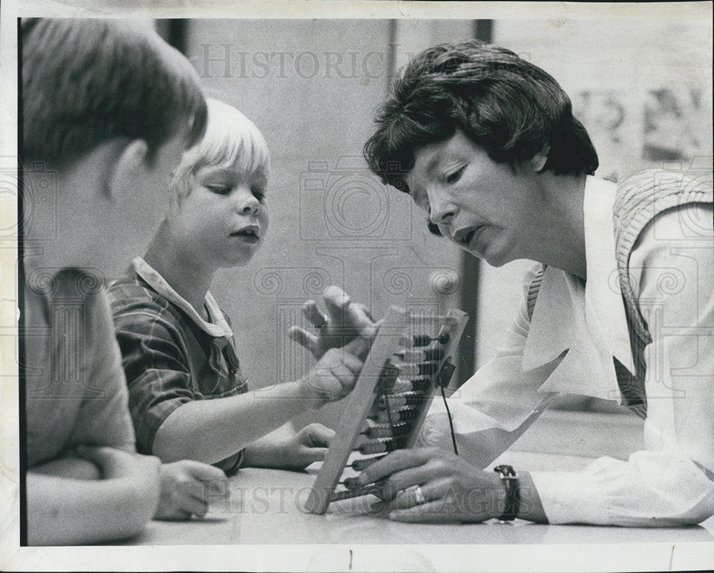 1974 Press Photo Students Learning Problems Math Abacus Summit School Dundee - Historic Images