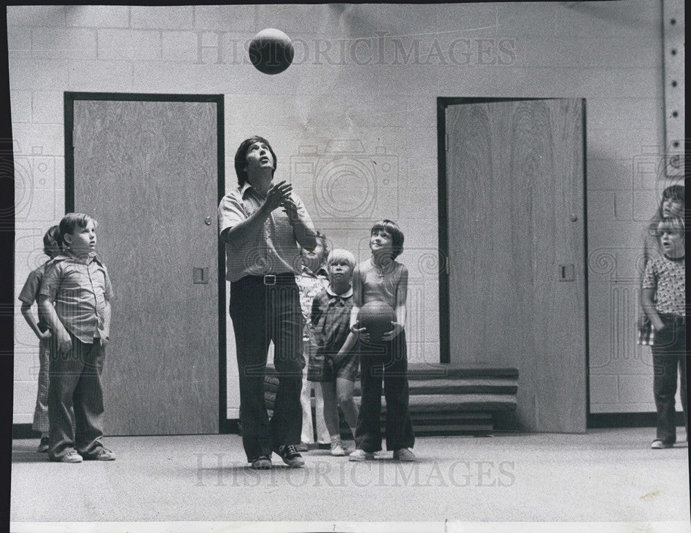 1974 Press Photo Earl Snodgrass Math Skills Instructor Kids Tossing Ball Summit - Historic Images