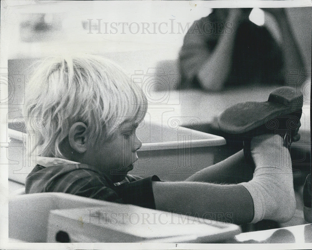 1974 Press Photo Donna Kummer Puts On Shoes Motor Skills Class Summit School - Historic Images