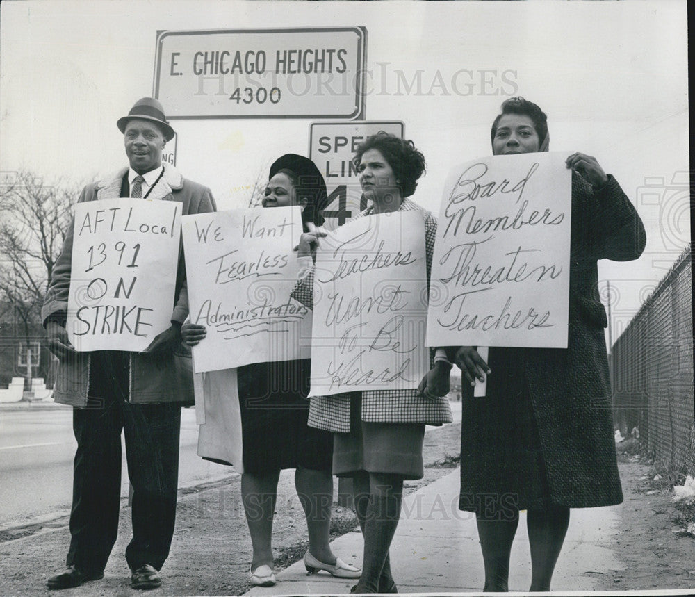 1966 Press Photo Cottage Grove School Teachers On Strike In East Chicago - Historic Images