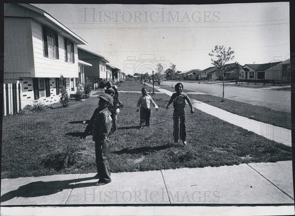 1974 Press Photo East Chicago Heights Schoolchildren Go Home Lunch Illinois - Historic Images