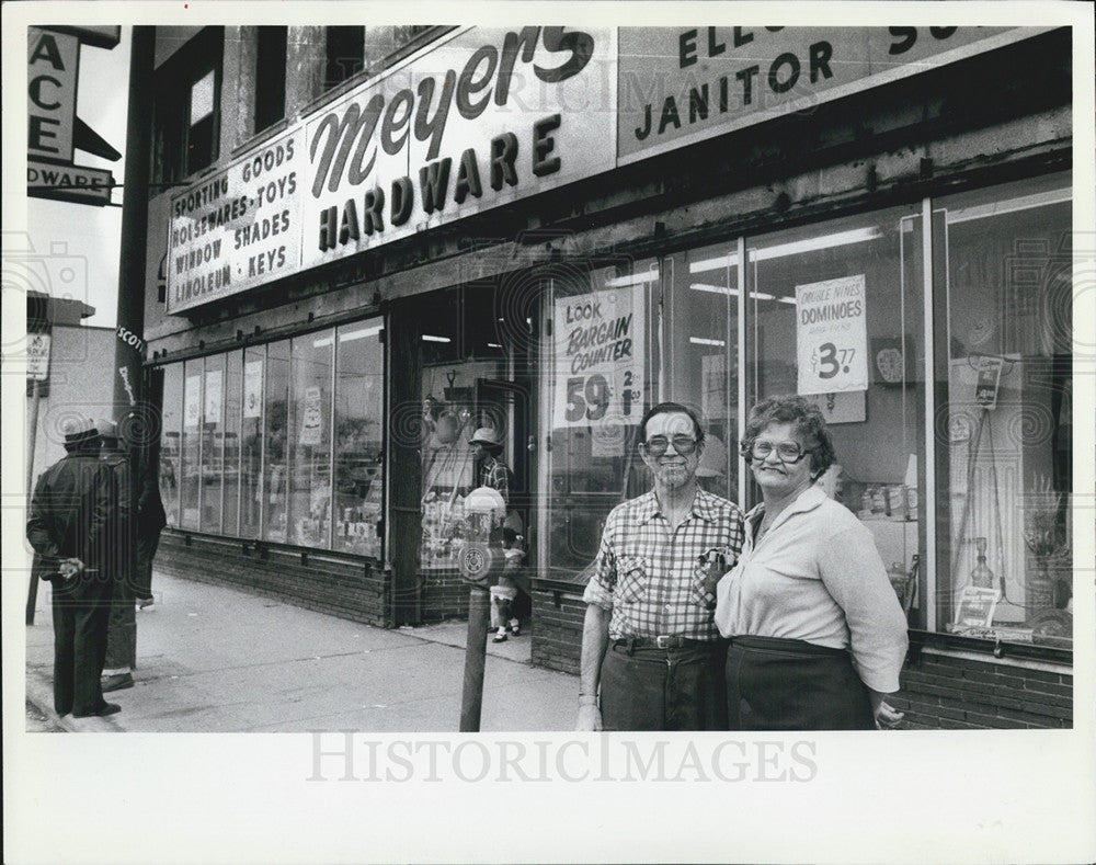 1982 Press Photo Henry &amp; Pauline Meyer outside their family owned hardware store - Historic Images