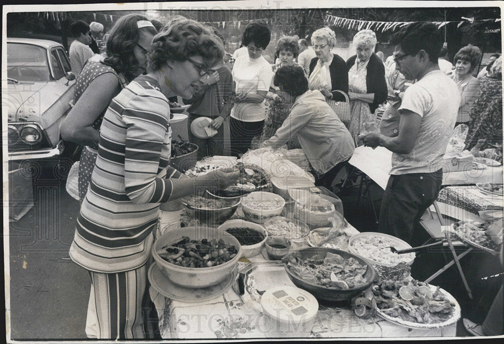 1971 Press Photo Scene from Dover St where tons of food are displayed - Historic Images