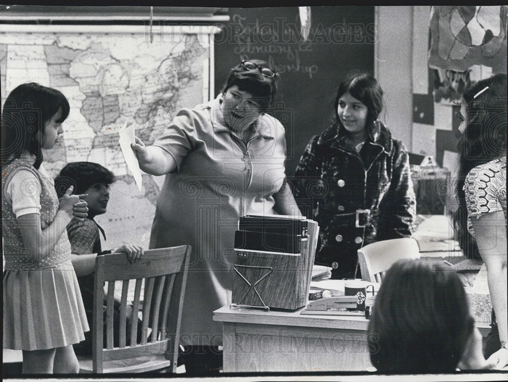 1973 Press Photo Tomasa Burnes Teacher Introduces Nancy Maldanado From Ecuador - Historic Images