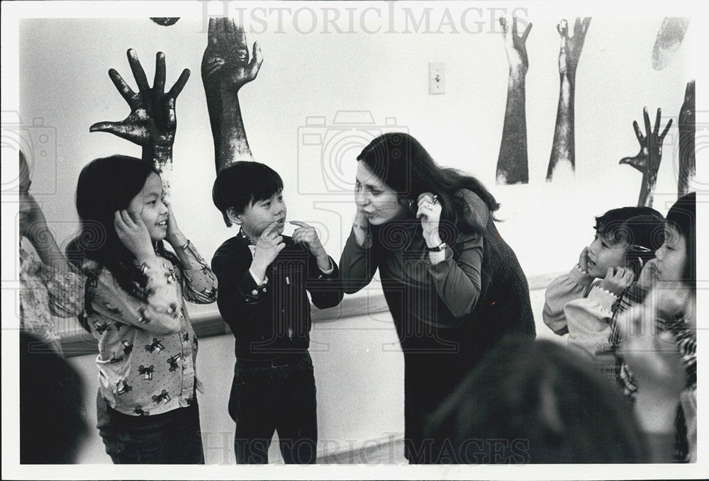 1980 Press Photo Lea Taub Teaches Children Indochinese Refugees English Gale - Historic Images