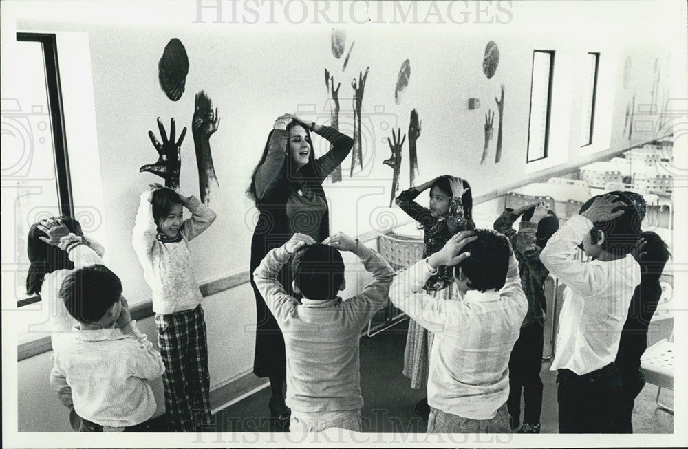 1980 Press Photo Lea Taub Teaches Children Indochinese Refugees English Simon - Historic Images