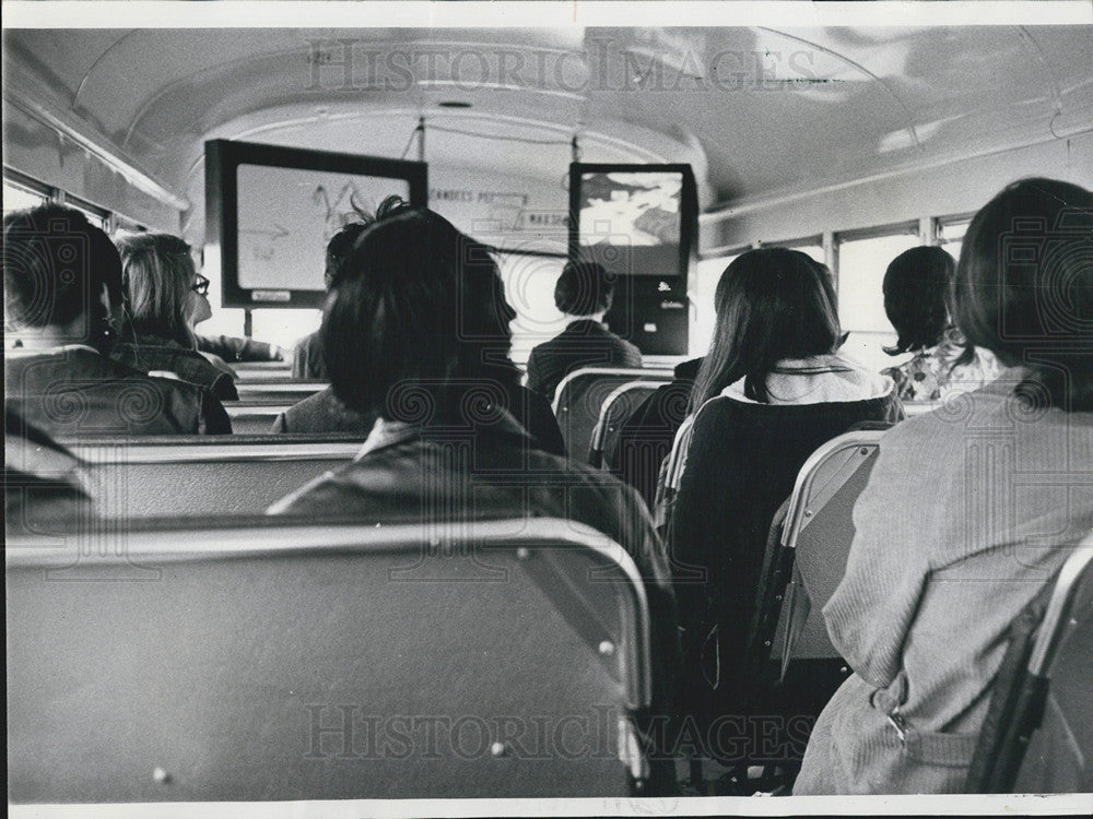 1968 Press Photo Waller students watch educational films on bus to Deerfield - Historic Images