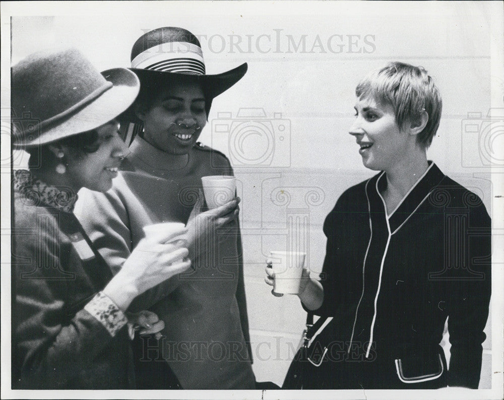 1968 Press Photo Ladies of Lincolnwood and McDade school student exchange progm - Historic Images