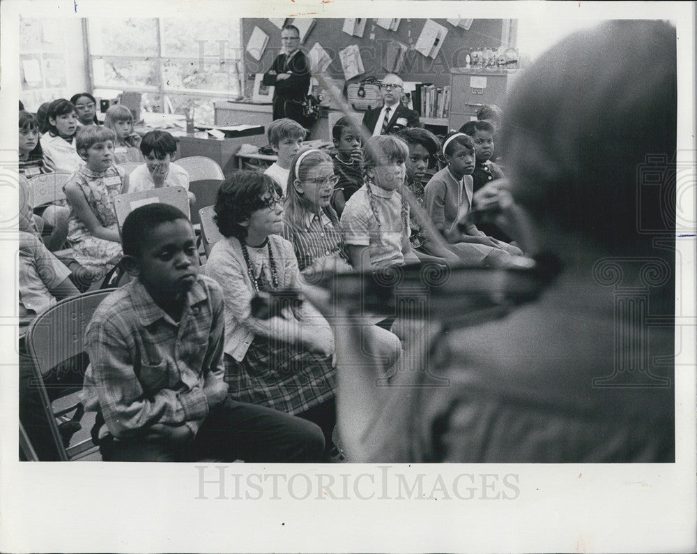 1968 Press Photo Students of Avoca East Elem visit Shoesmith Elem watch TV show - Historic Images