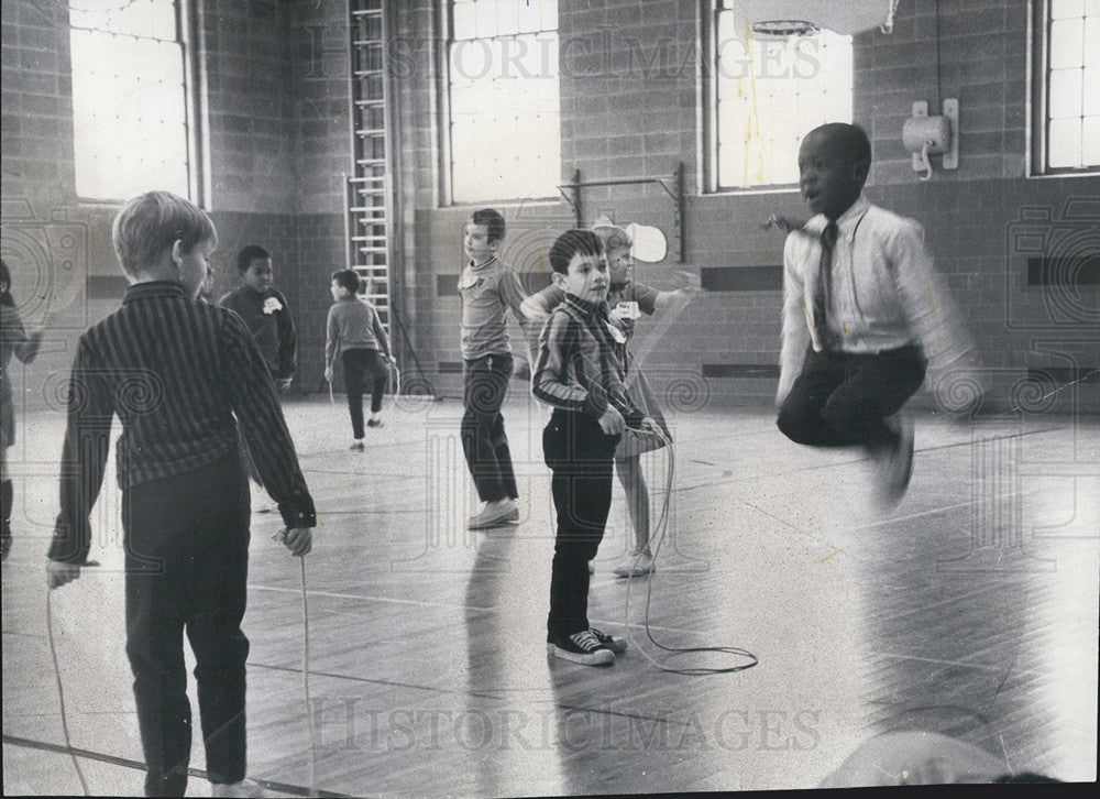 1966 Press Photo Gym Class in McDade Elementary School In Chicago-Exchange - Historic Images