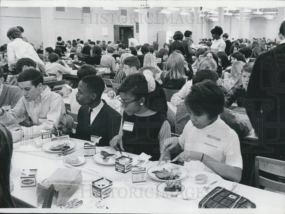 1968 Press Photo Marshall Students Visit Arlington High School In Chicago - Historic Images