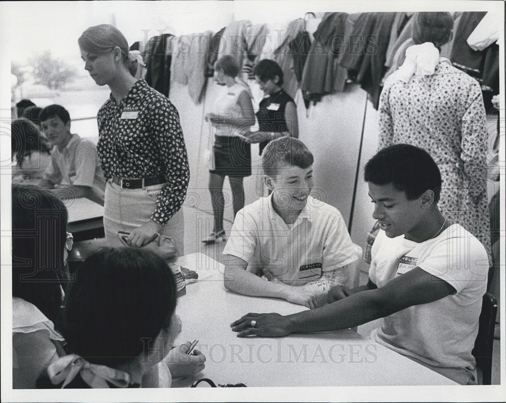 1968 Press Photo Ken McCarty Bill Herd Talk Operation Wingspread Chicago School - Historic Images