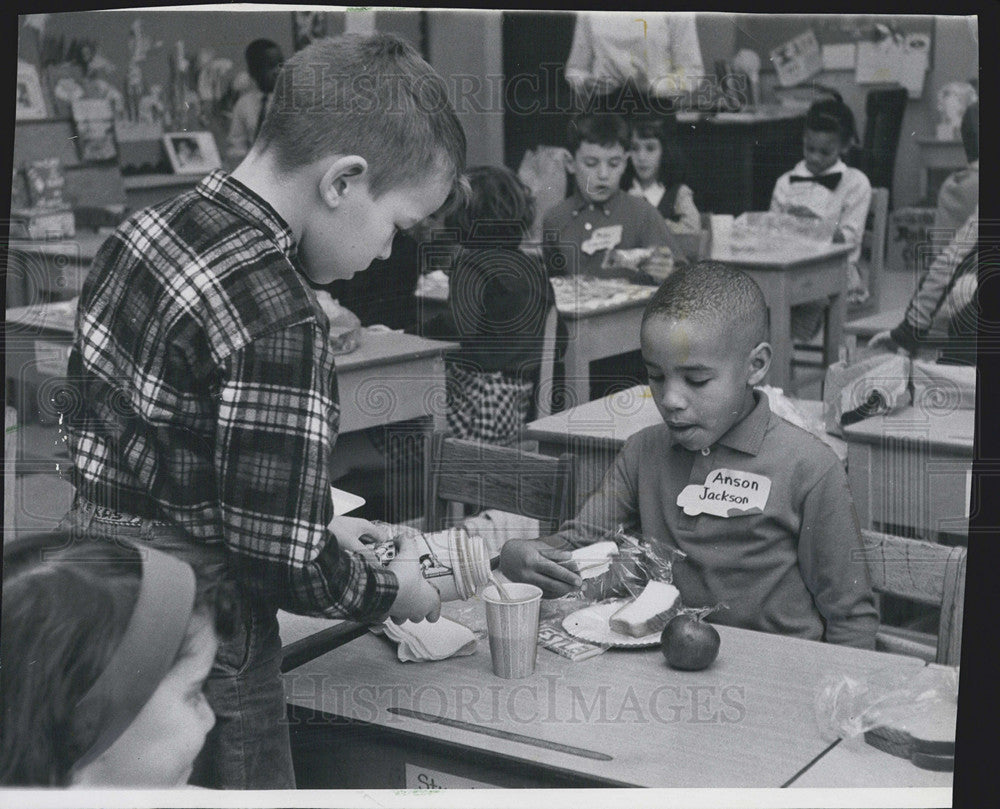 1966 Press Photo Hans Fredericks South School Shares Lunch Anson Jackson McDade - Historic Images