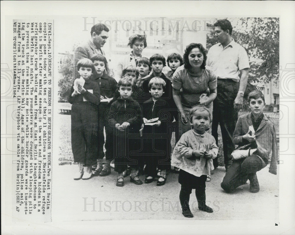 1964 Press Photo 2 E Berlin Couples Pose With 10 Kids At Marienfelde Refugee Cmp - Historic Images