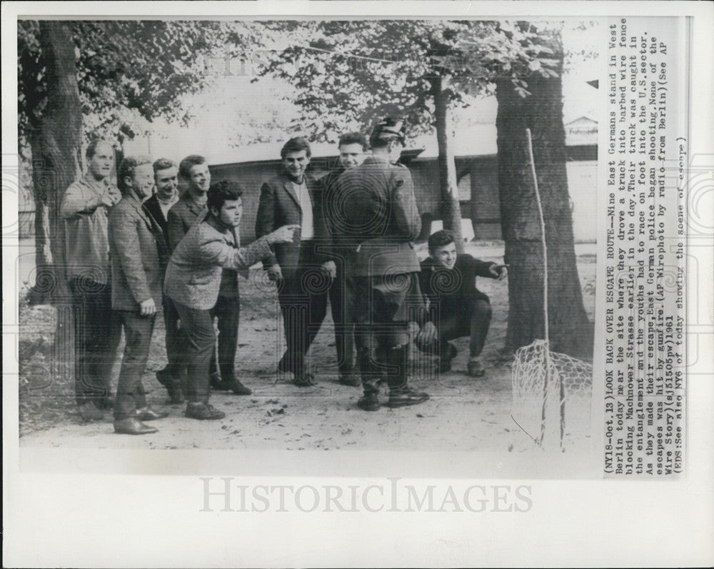 1961 Press Photo 9 E Germans Stand In W Berlin Where Drove Truck Into Fence - Historic Images