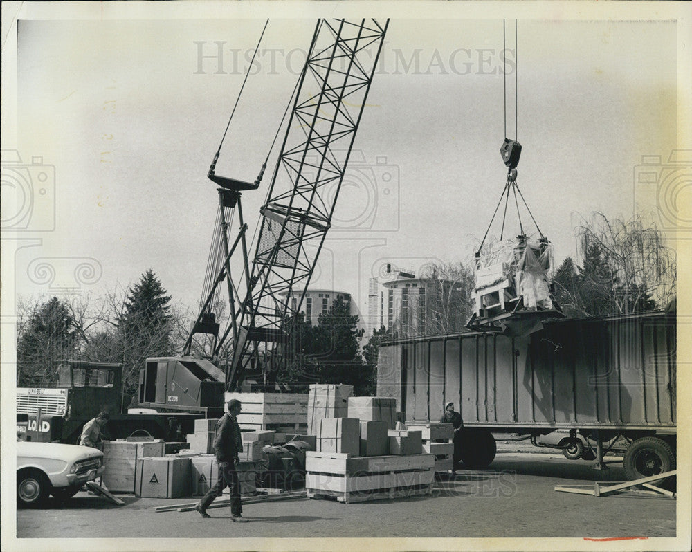 1967 Press Photo Parts Betatron Unloaded Presbyterian Medical Center - Historic Images