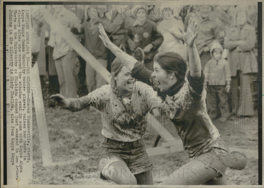 1975 Press Photo Sharon Sommerville Cindy Sheilds Kappa Gamma Sorority Soccer - Historic Images