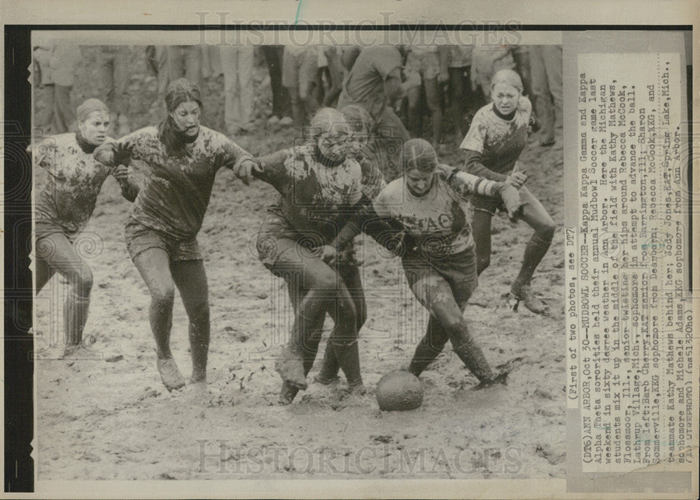 1975 Press Photo Kappa Gamma Alpha Theta Sorority Mudbowl Soccer Game Kathy - Historic Images