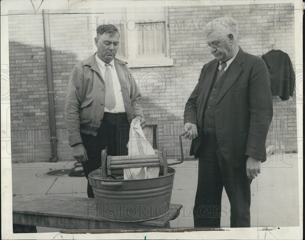 1935 Press Photo Brothers John and Christ Schoenbeck demonstrate an old washing - Historic Images