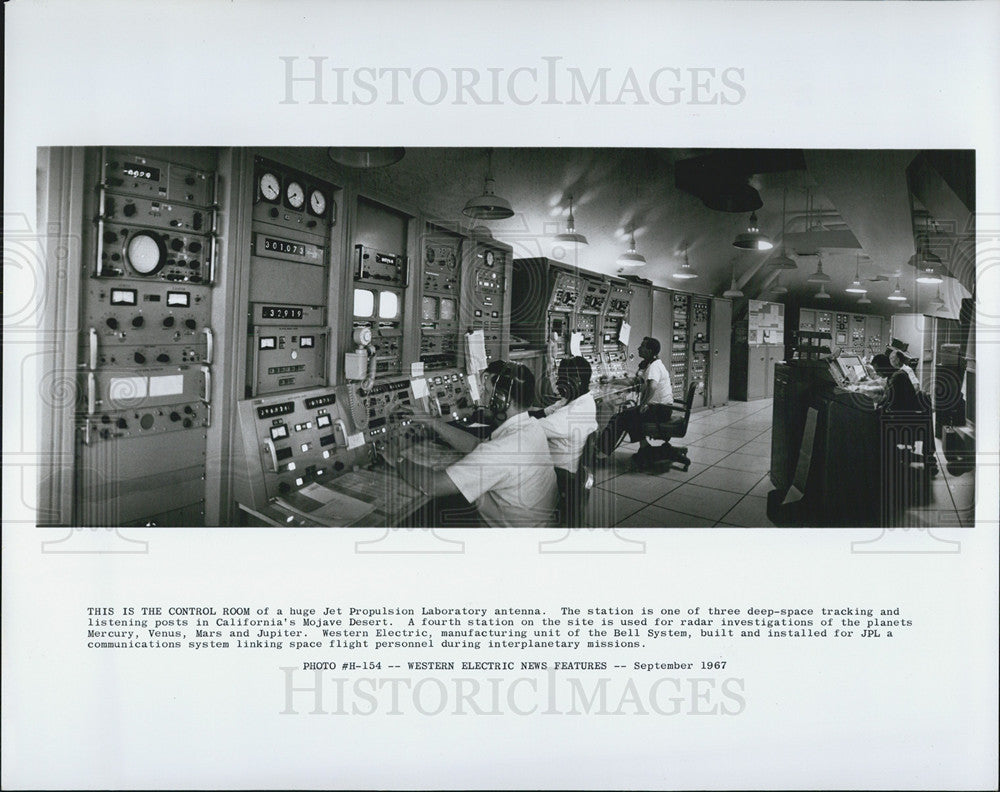 1967 Press Photo Jet Propulsion Lab Antenna Control Room Interior People Working - Historic Images