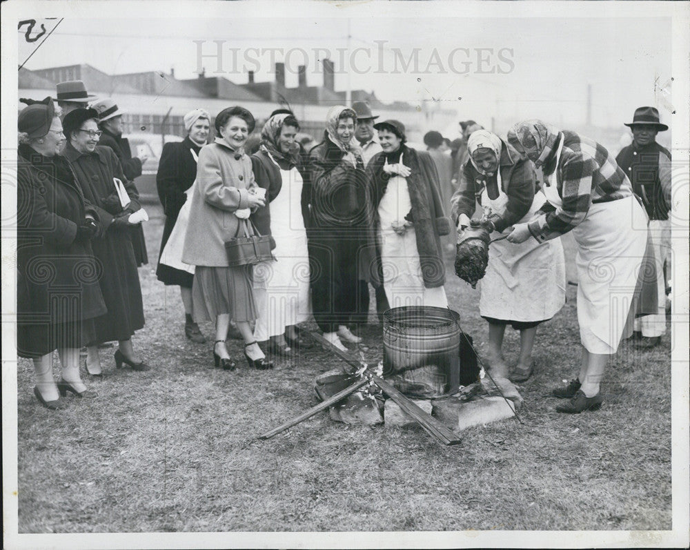 1952 Press Photo Emergency Cook Out Mrs Dagmar Pearson Fire Pot Ham Chicago - Historic Images