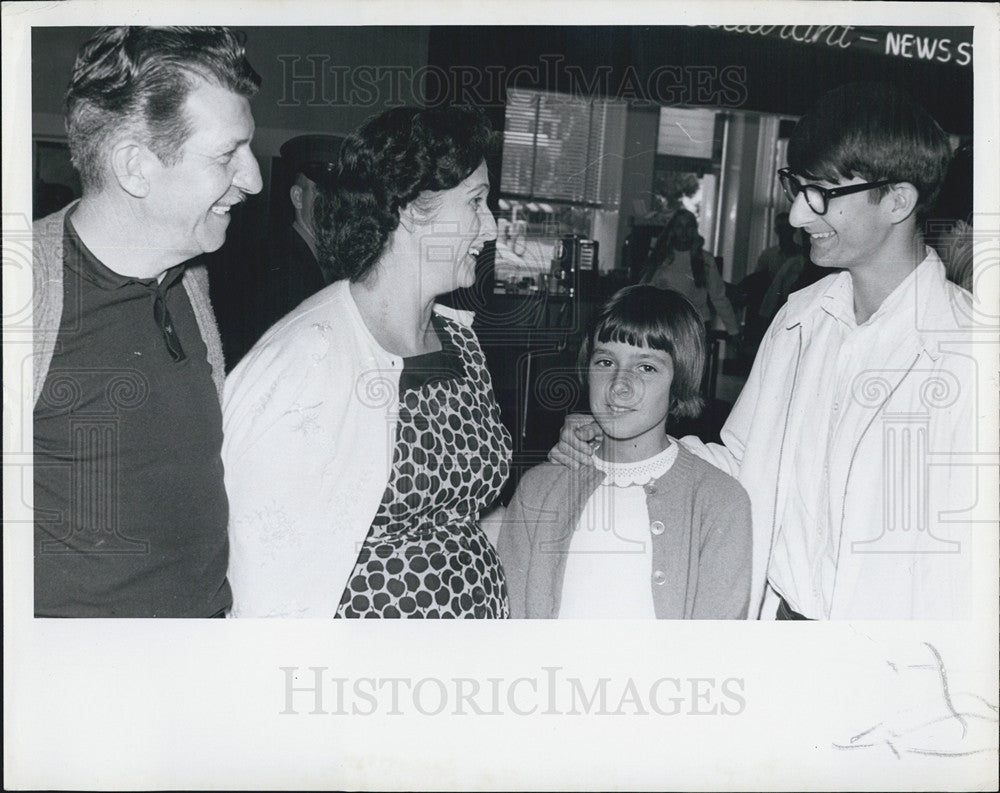 1967 Press Photo Mike Warner has final words with family in terminal as draftee - Historic Images