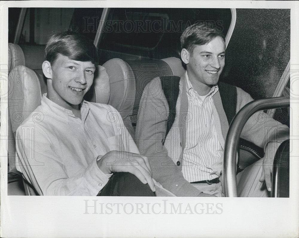 1967 Press Photo St Petersburg draftees,Charles Haas and Ross Watson in bus - Historic Images