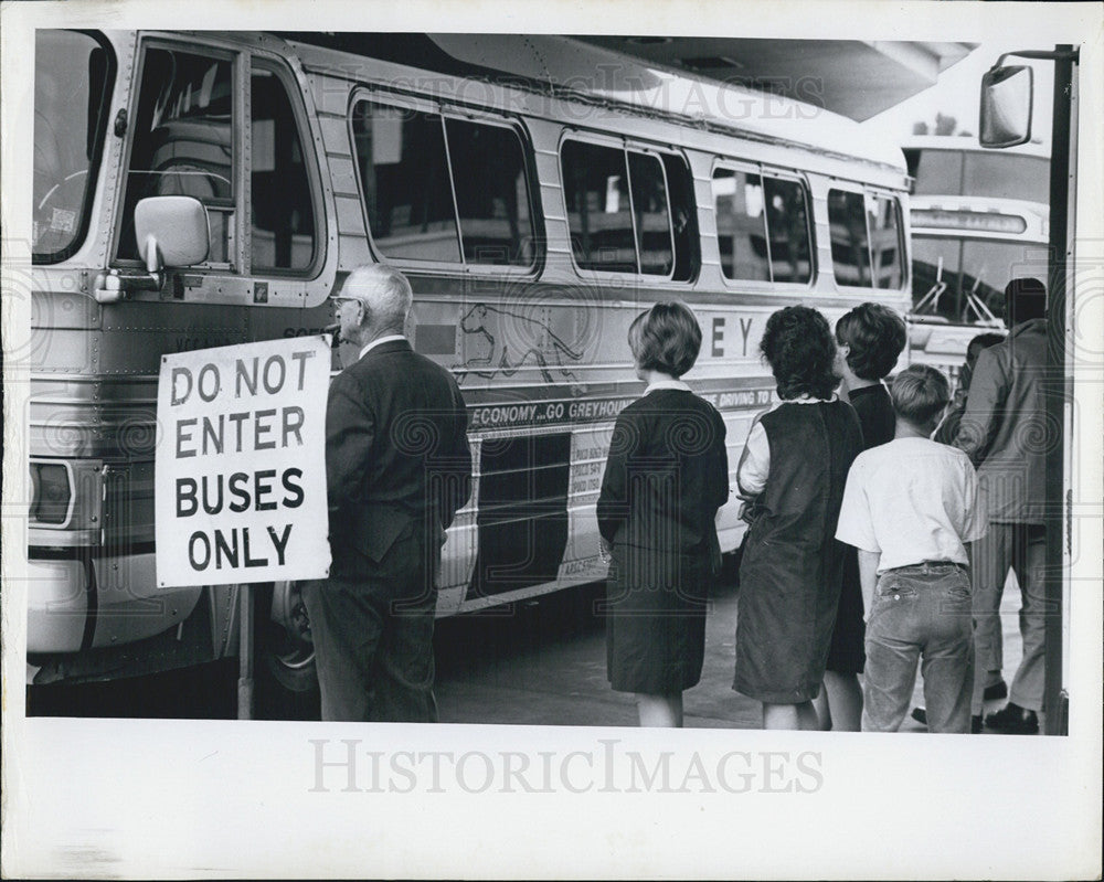 1967 Press Photo St Pete families of draftees get last look of their soldiers - Historic Images