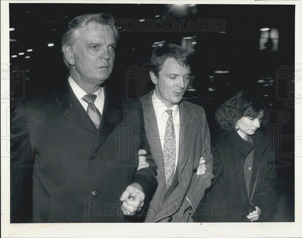 1987 Press Photo Former Governor Dan Walker After Sentence With Son And Woman - Historic Images