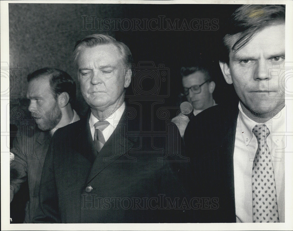 1987 Press Photo Former Governor Dan Walker Leaving Court After Sentencing - Historic Images