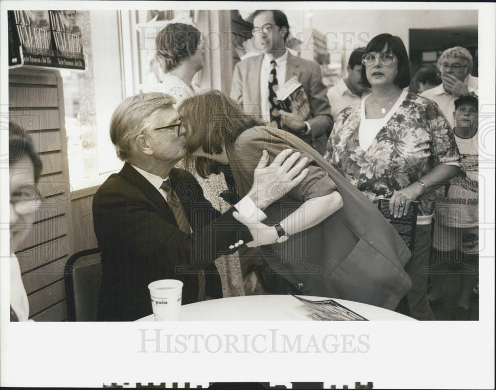 1993 Press Photo Former Governor Dan Walker Signing Books Kroch&#39;s Chicago - Historic Images