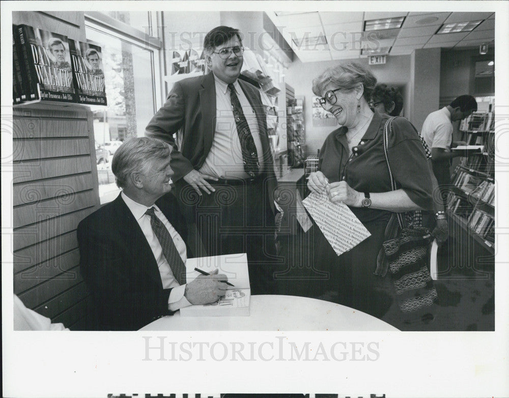 1993 Press Photo Former Governor Dan Walker With Former Employees John McGuire - Historic Images